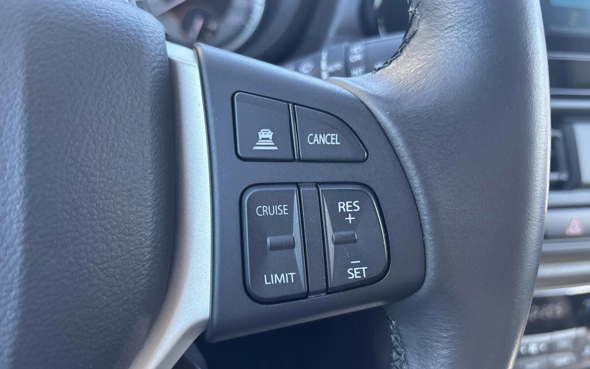 Grå Suzuki S-Cross fra 2023
