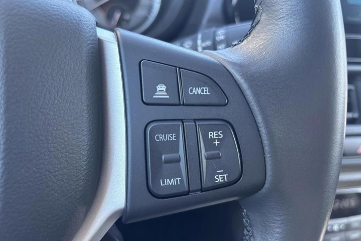 Grå Suzuki S-Cross fra 2023