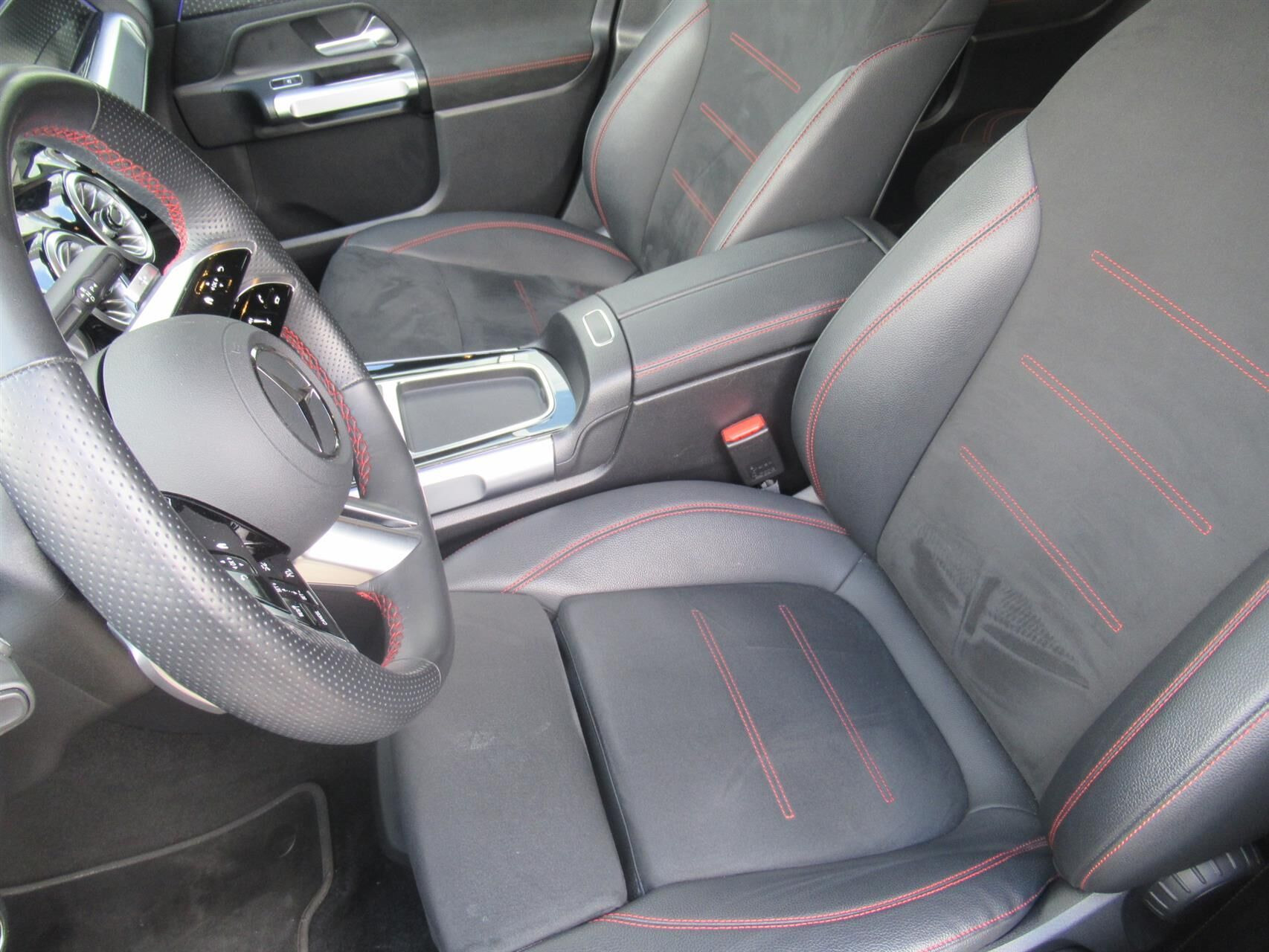 Sort Mercedes EQB 250+ fra 2024