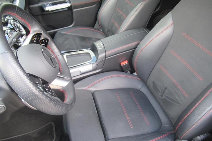 Sort Mercedes EQB 250+ fra 2024