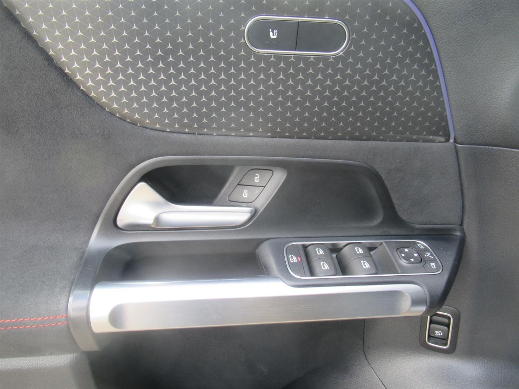 Sort Mercedes EQB 250+ fra 2024