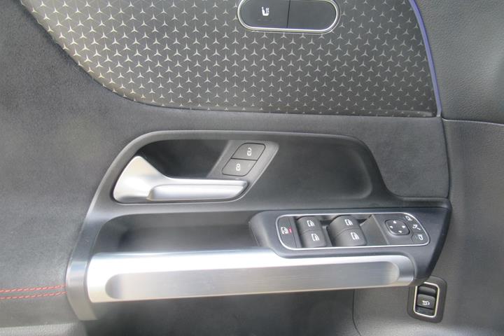 Sort Mercedes EQB 250+ fra 2024