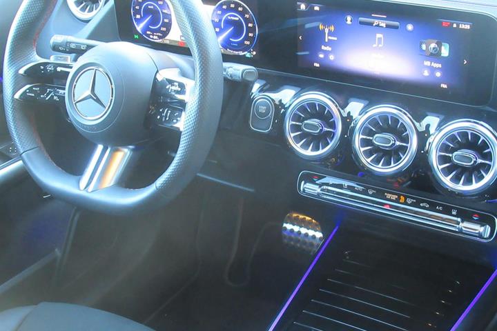 Sort Mercedes EQA 250+ fra 2024
