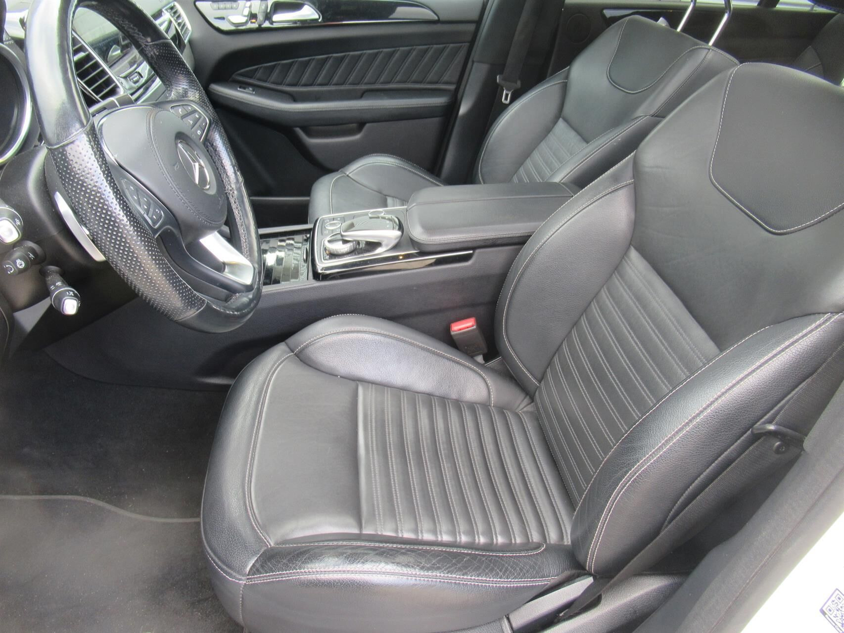 Hvid Mercedes GLS400 fra 2017 set indefra