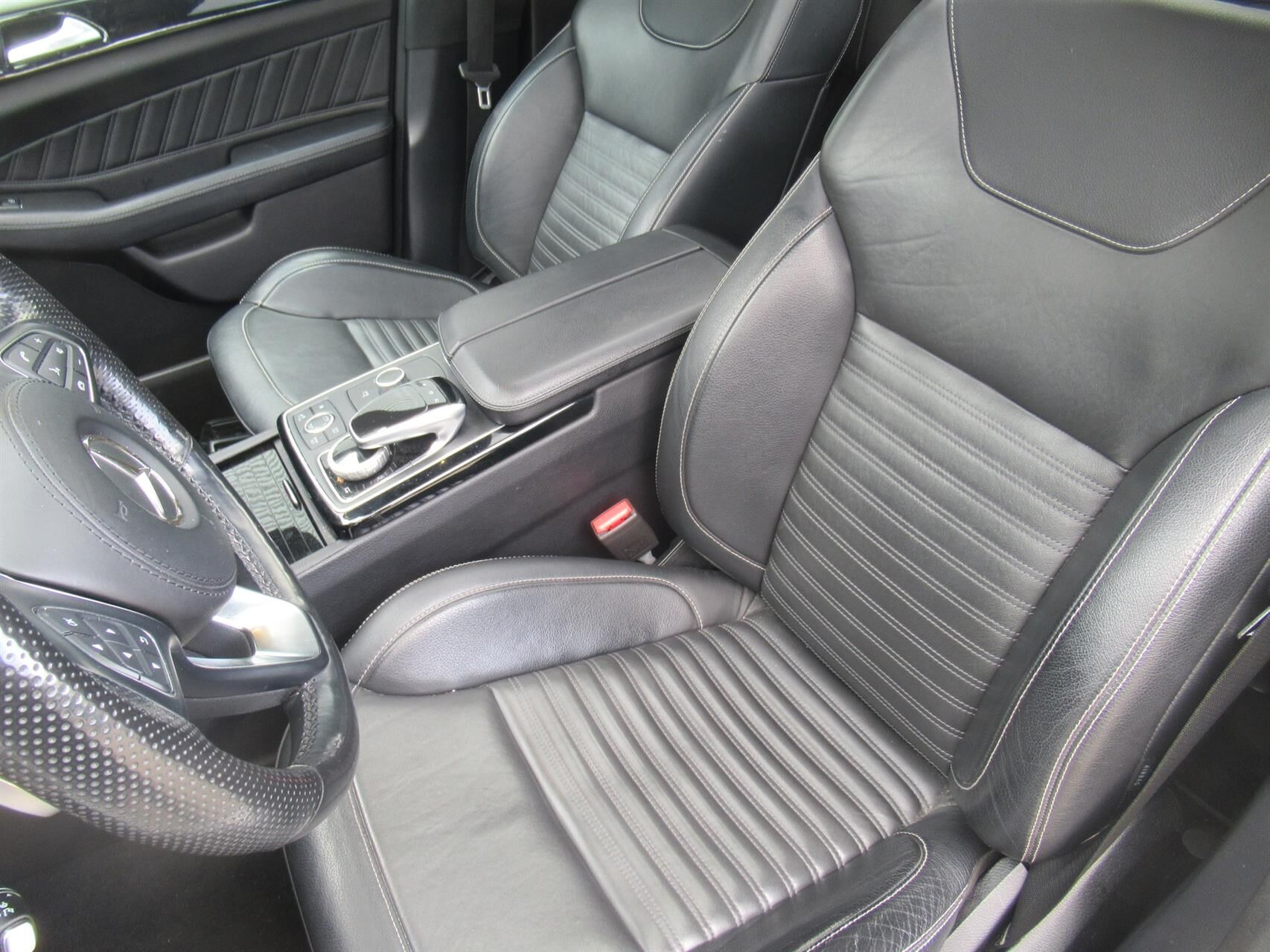 Hvid Mercedes GLS400 fra 2017 set indefra