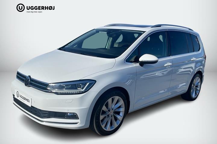 Hvid VW Touran fra 2021 set udefra