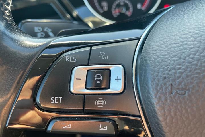 Hvid VW Touran fra 2021