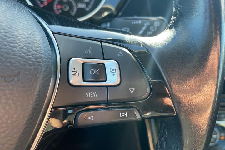 Hvid VW Touran fra 2021