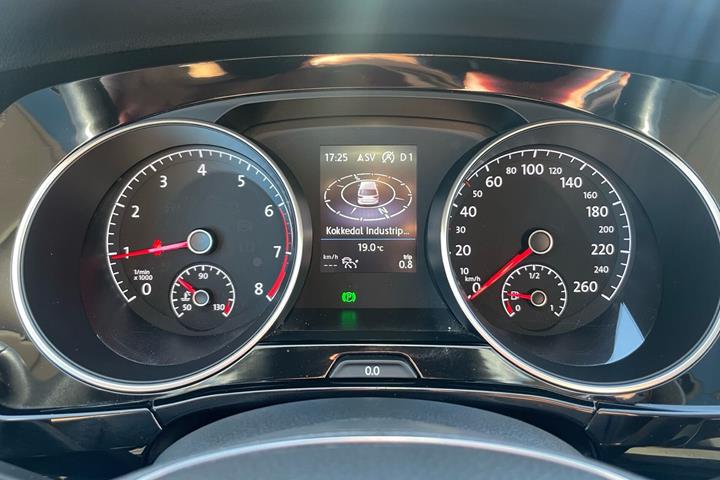 Hvid VW Touran fra 2021