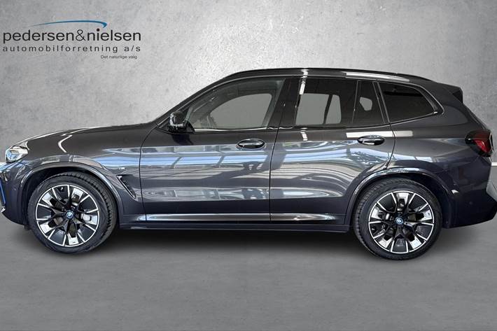 Grå BMW iX3 fra 2022