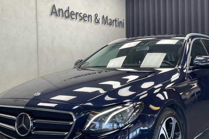 Blå Mercedes E300 d fra 2020