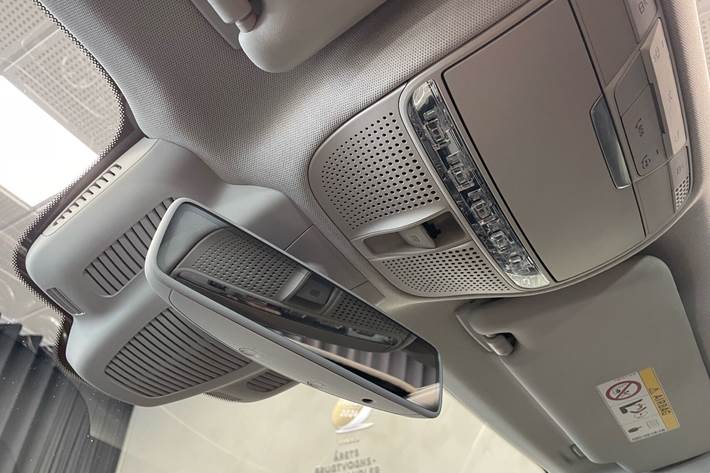 Blå Mercedes E300 d fra 2020