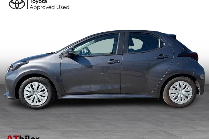 Grå Toyota Yaris fra 2022