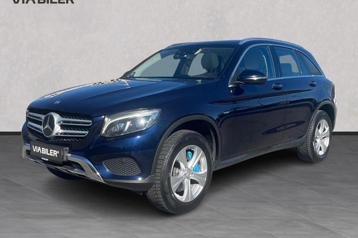 Blå Mercedes GLC350 e fra 2016 set udefra
