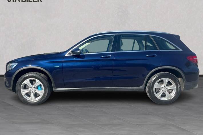 Blå Mercedes GLC350 e fra 2016