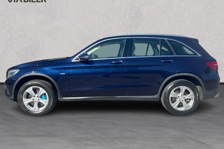 Blå Mercedes GLC350 e fra 2016