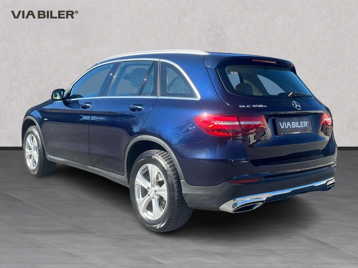 Blå Mercedes GLC350 e fra 2016