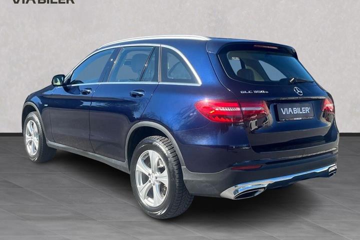 Blå Mercedes GLC350 e fra 2016