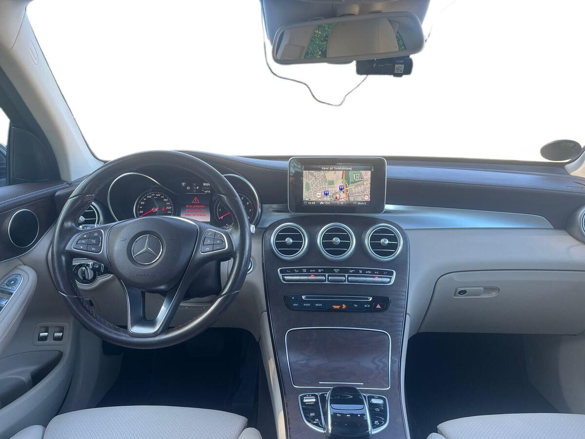Blå Mercedes GLC350 e fra 2016 set indefra