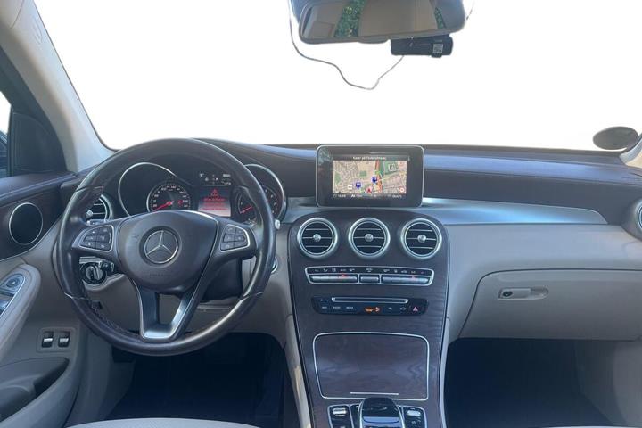 Blå Mercedes GLC350 e fra 2016 set indefra