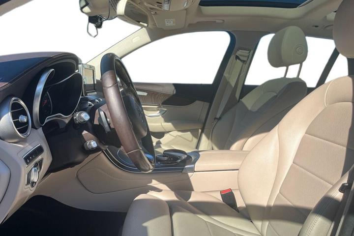Blå Mercedes GLC350 e fra 2016 set indefra