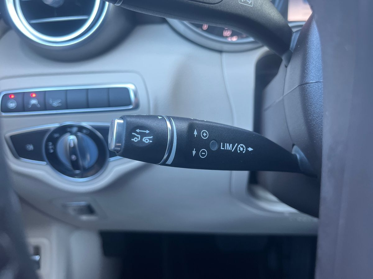 Blå Mercedes GLC350 e fra 2016