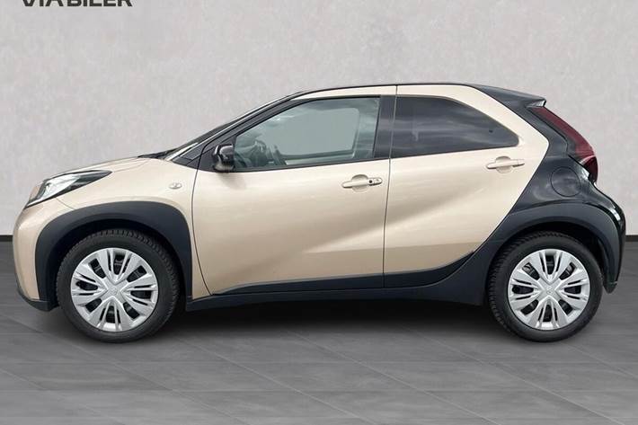 Beige Toyota Aygo X fra 2022