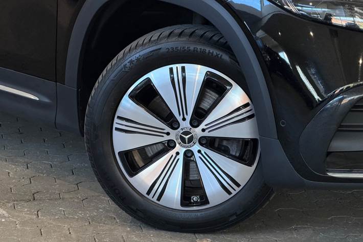 Sort Mercedes EQB300 fra 2023