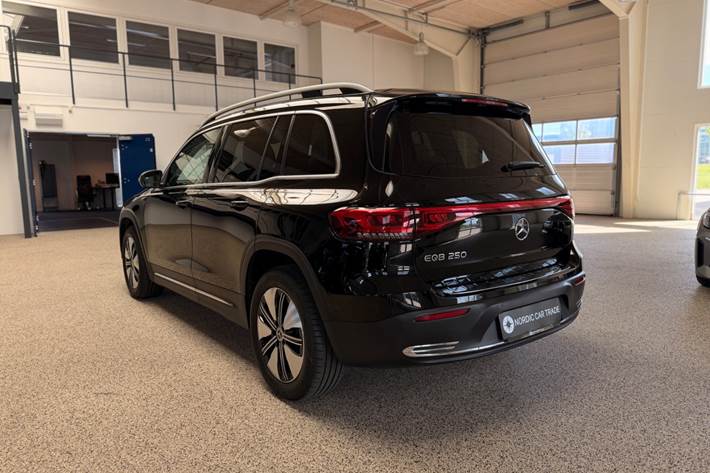 Sort Mercedes EQB250 fra 2023