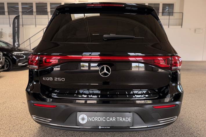 Sort Mercedes EQB250 fra 2023