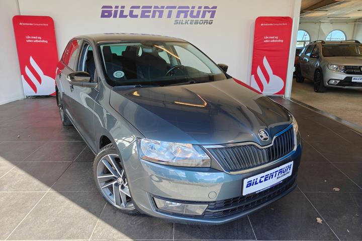 Grå Skoda Rapid fra 2017 set udefra