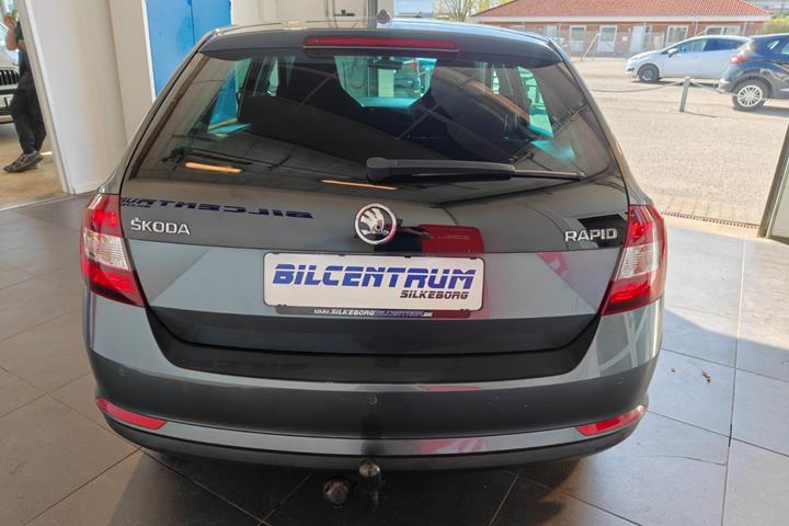 Grå Skoda Rapid fra 2017