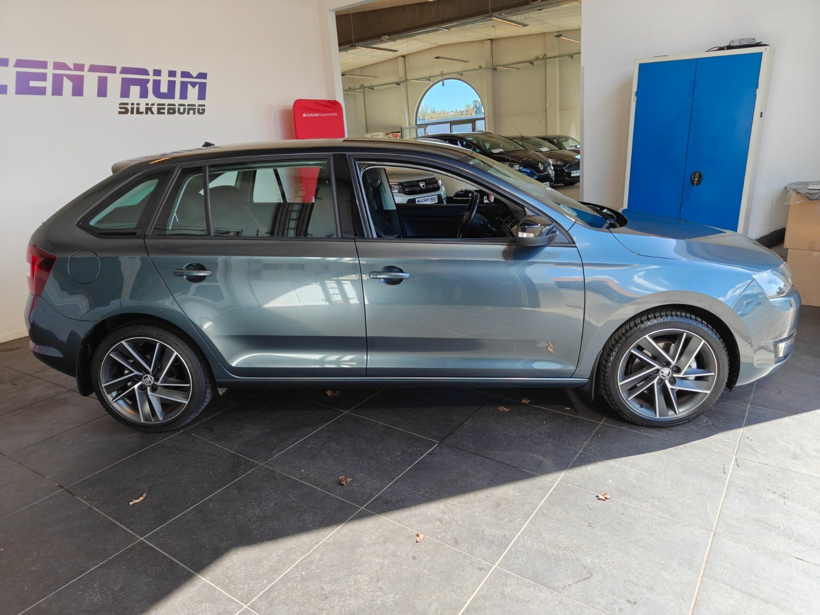 Grå Skoda Rapid fra 2017