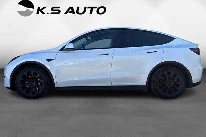 Sort Tesla Model Y fra 2021