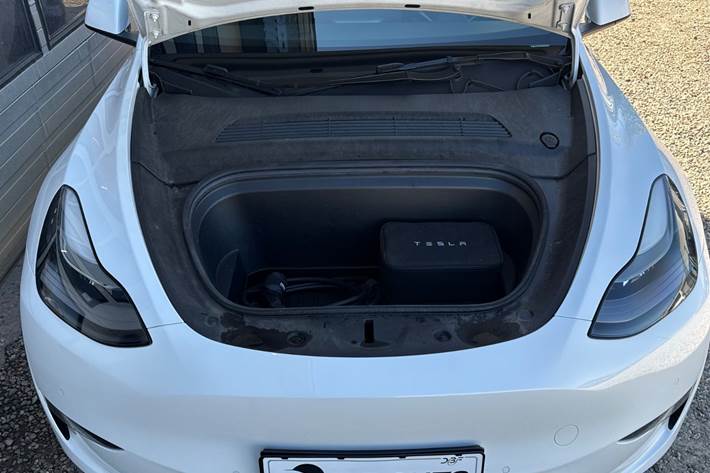 Sort Tesla Model Y fra 2021