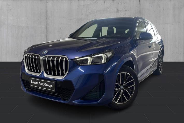 Blå BMW X1 fra 2023 set udefra