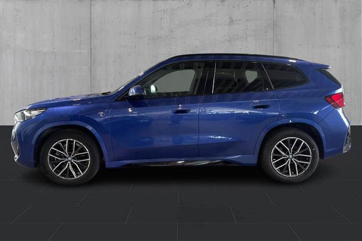 Blå BMW X1 fra 2023