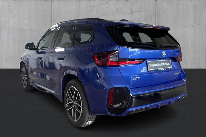 Blå BMW X1 fra 2023