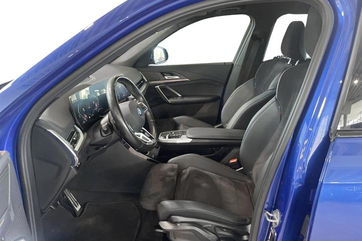 Blå BMW X1 fra 2023 set indefra