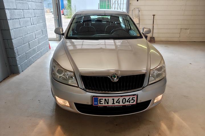 Gul Skoda Octavia fra 2012