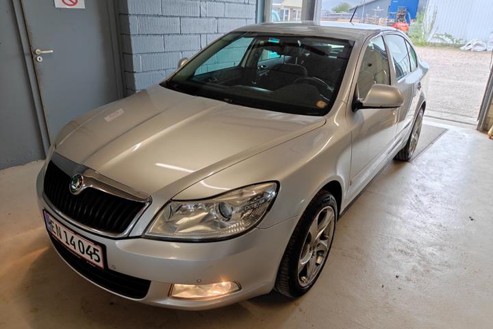 Gul Skoda Octavia fra 2012