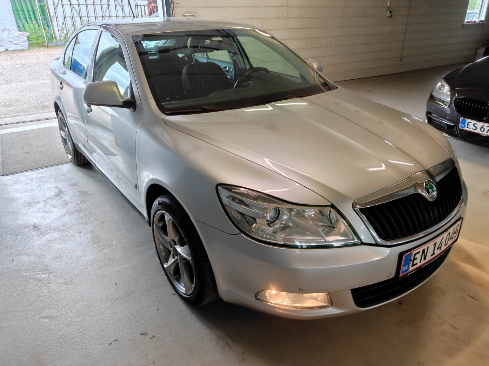 Gul Skoda Octavia fra 2012