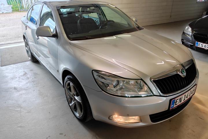 Gul Skoda Octavia fra 2012