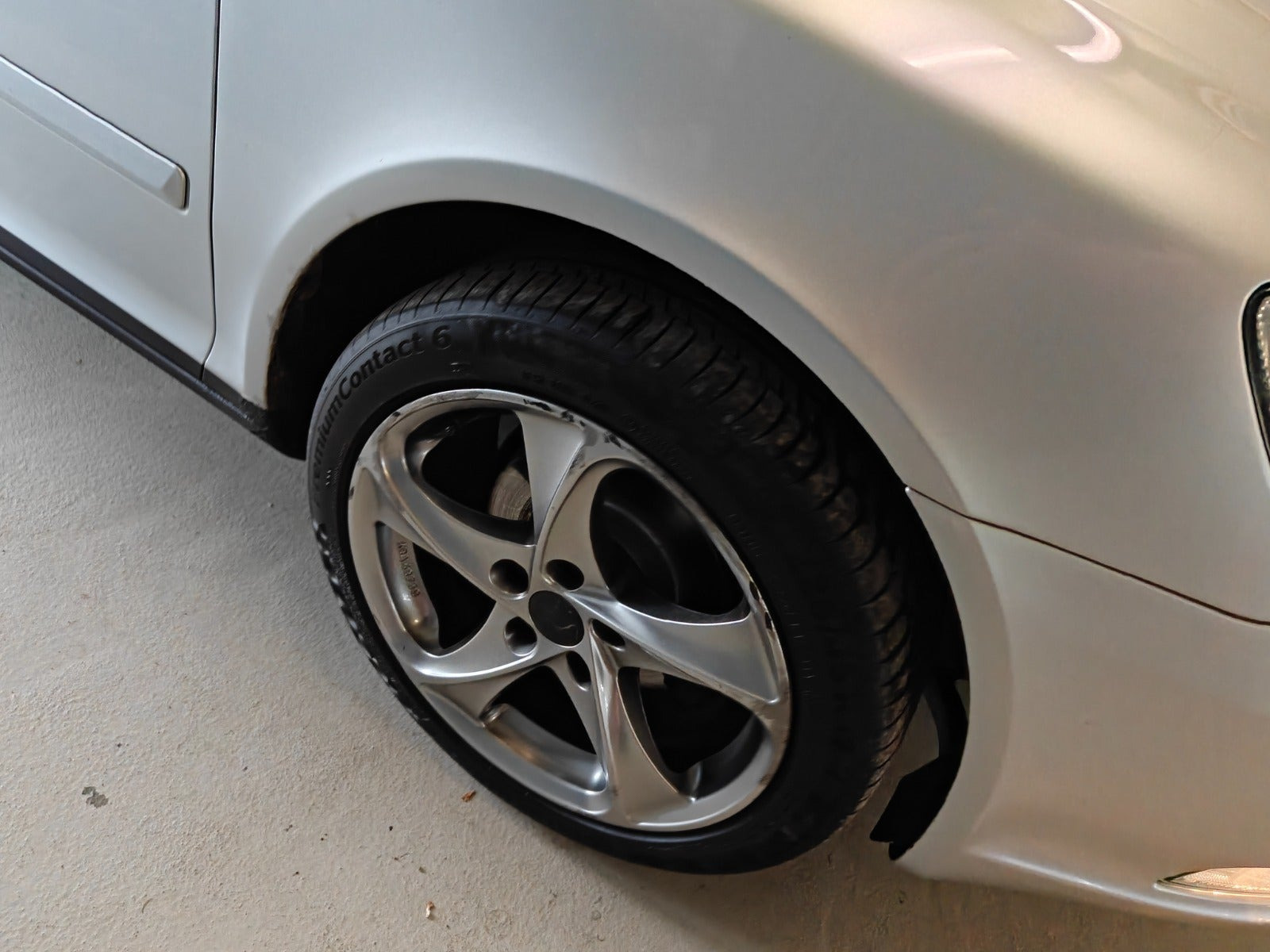 Gul Skoda Octavia fra 2012