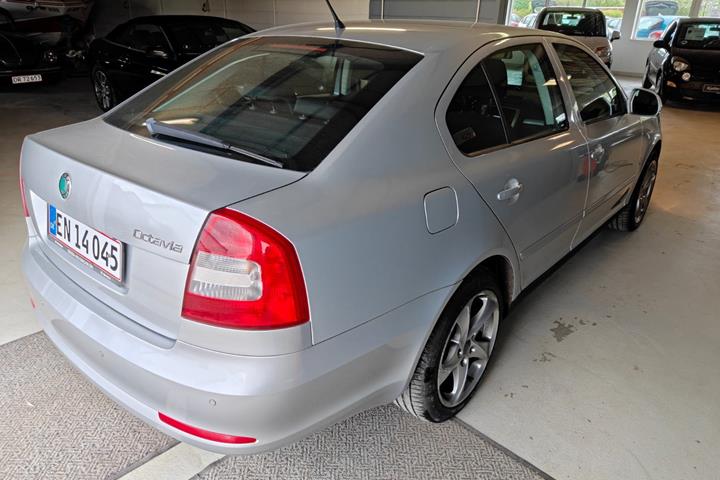Gul Skoda Octavia fra 2012