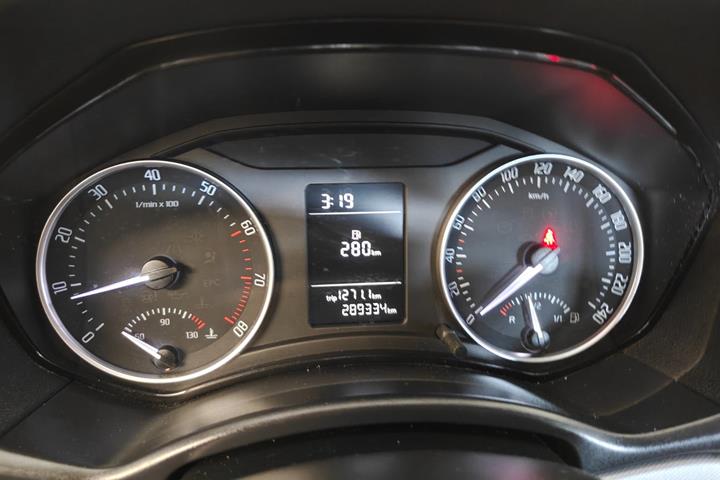 Gul Skoda Octavia fra 2012