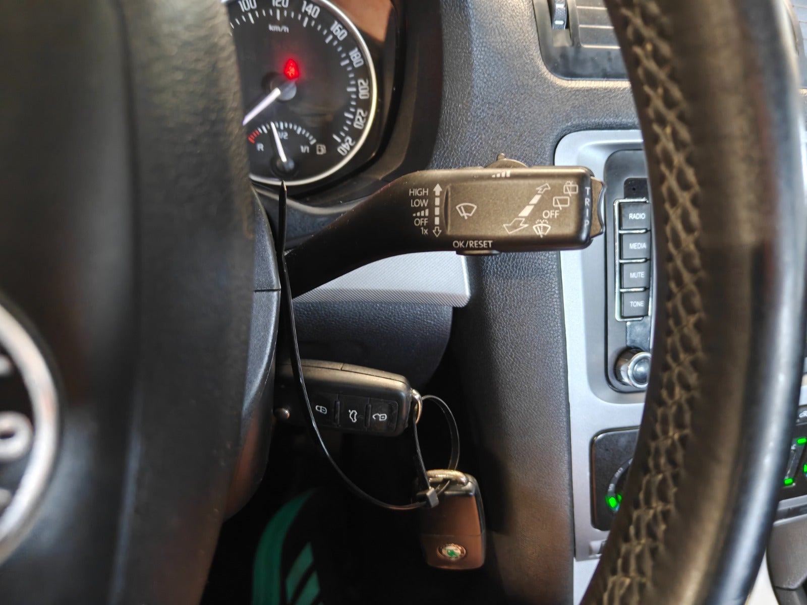 Gul Skoda Octavia fra 2012