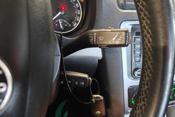 Gul Skoda Octavia fra 2012