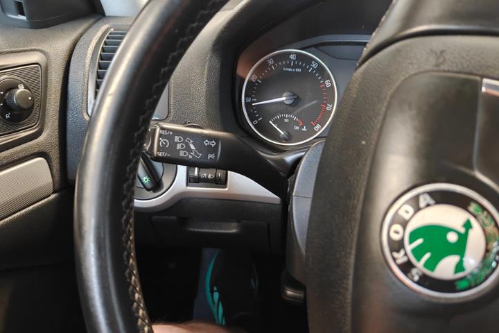 Gul Skoda Octavia fra 2012
