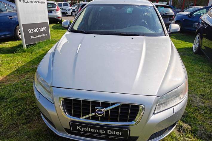 Gul Volvo V70 fra 2008
